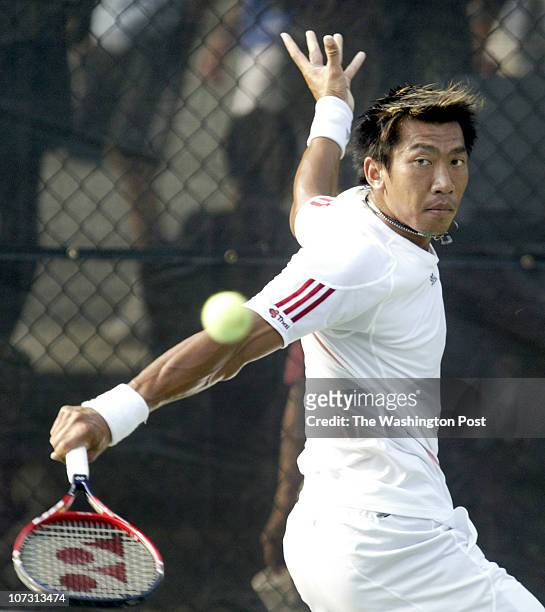 Sp_legg1 8/1/06 182607 LEGG MASON TENNIS CLASSIC Post Photos by Rich Lipski Paradom Srichaphan returns volley with a backhand to opponent Kenneth...