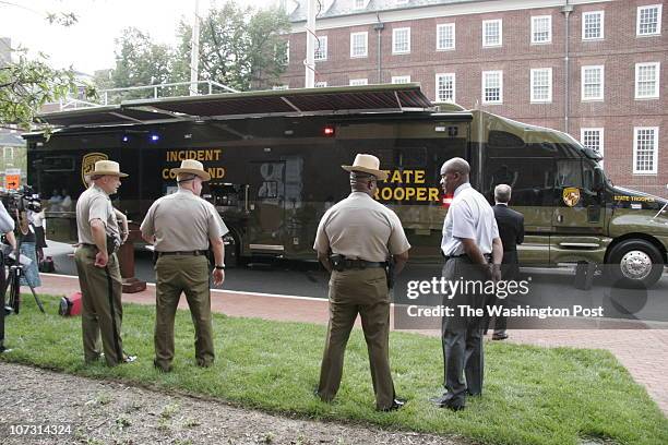 Police Mobile Command Post Photos and Premium High Res Pictures - Getty ...