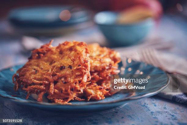 crepe de la patata rosti delicioso - comida-alemana fotografías e imágenes de stock