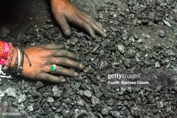 hands of a coal worker - kinderarbeit stock-fotos und bilder