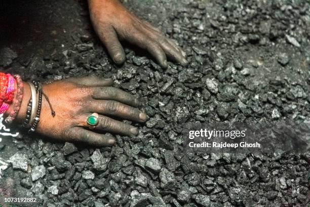 hands of a coal worker - trabalho infantil imagens e fotografias de stock