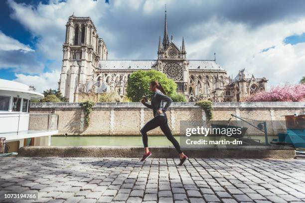 sportvrouw joggen in parijs - marathon de paris stockfoto's en -beelden