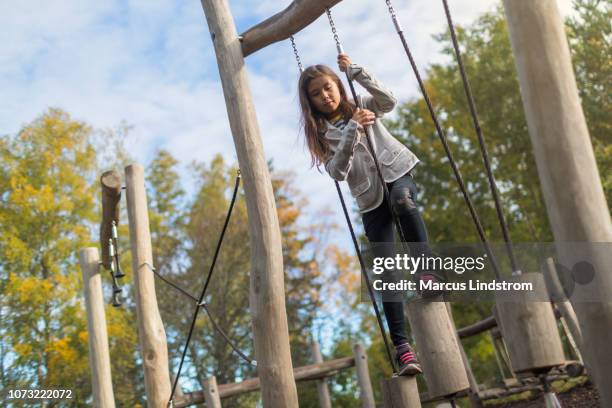juegos de obstáculos - patio de colegio fotografías e imágenes de stock