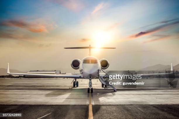 privé jet op de landingsbaan van de luchthaven - airport lounge luxury stockfoto's en -beelden