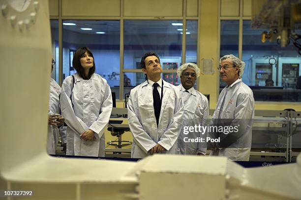 French President Nicolas Sarkozy and First Lady Carla Bruni-Sarkozy speak with Indian officials as they visit a 'white room,' where the Franco-Indian...