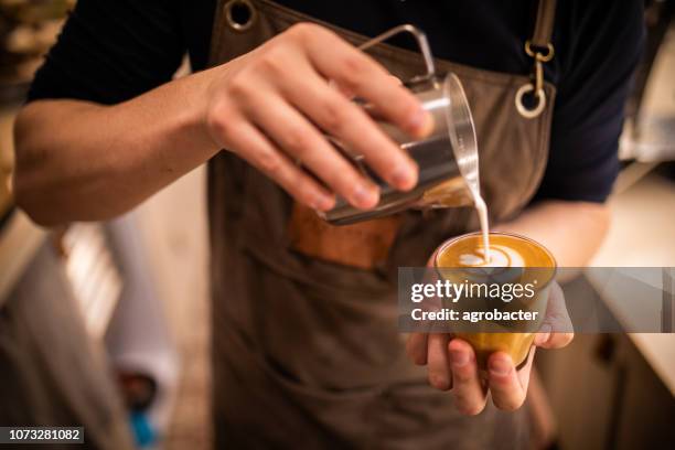 barista machen kaffeetasse latte kunst - coffe shop stock-fotos und bilder