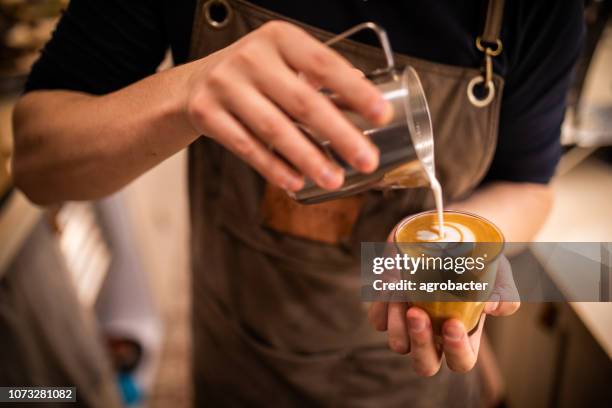 barista fazer copo de café latte arte - milk pour - fotografias e filmes do acervo
