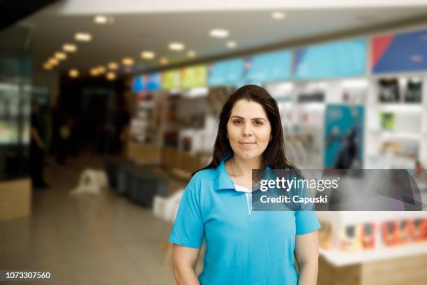 pet shop employee portrait - pet shop stock pictures, royalty-free photos & images