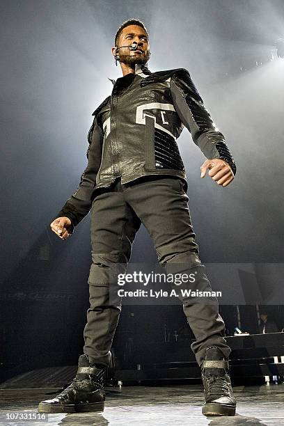 Usher performs on stage during his "OMG" Tour at the Allstate Arena on December 3, 2010 in Chicago, Illinois.