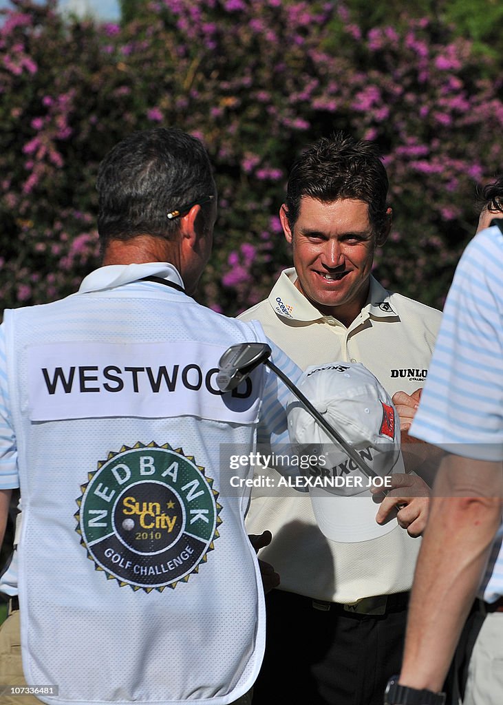 English golf champion Lee Westwood (C) i