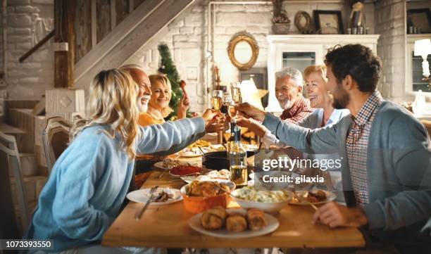 familie diner op kerstavond. - alleen volwassenen stockfoto's en -beelden
