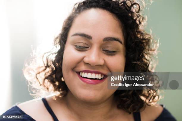 natuurlijke portret van een vrouw-goed gevoel - chubby face stockfoto's en -beelden