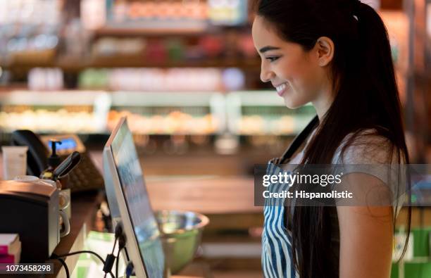 hübsche lateinamerikanischen kellnerin bestellungen im restaurant lächelnd auf system überprüfen - system administrator technik freude stock-fotos und bilder