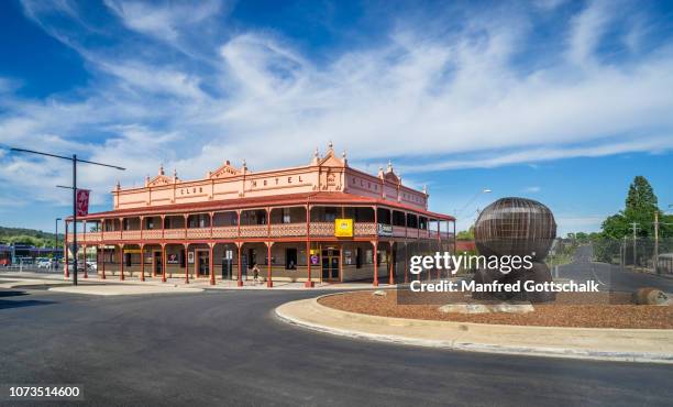 modern sculpture of the grey and wentworth street roundabout, in the background the edwardian style club hotel, glen innes, northern tablelands, new england region, new south wales, australia, december 26, 2016 - wentworth club house stock pictures, royalty-free photos & images