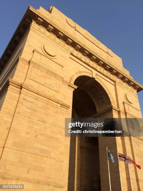 india, new delhi.  india gate, the national war memorial - india gate photos et images de collection