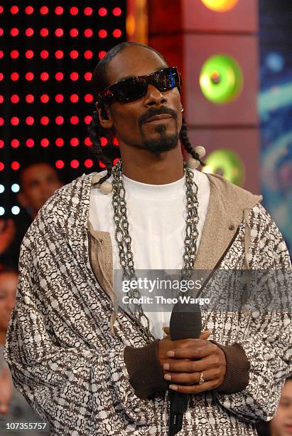 Snoop Dogg during Robin Williams, Elijah Wood, Snoop Dogg and Panic! at the Disco Visit MTVs TRL Gaming Week 2.0 at MTV Studios in New York City, New...