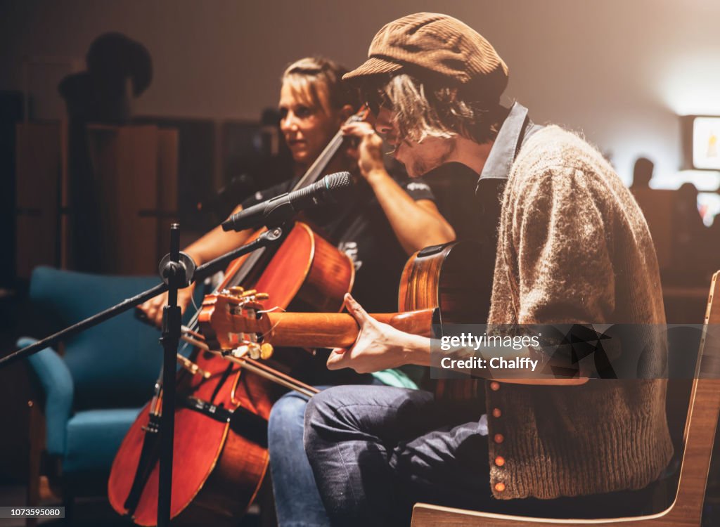 Muzikanten op een podium