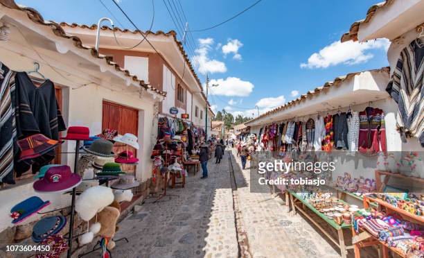 chinchero markt in de heilige vallei, peru - vilcabamba peru stockfoto's en -beelden