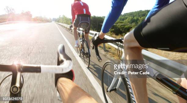 cyclists in road race - large group of people photos et images de collection