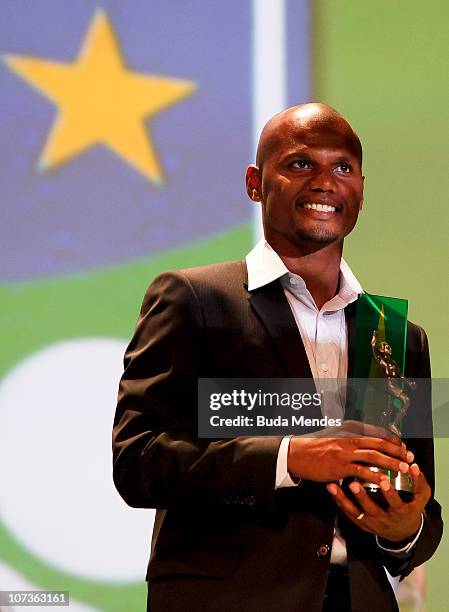 Jefferson of Botafogo is awarded as the third best goalkeeper of Seria A during the Craque do Brasileirao Award at Teatro Municipal, on December 6,...