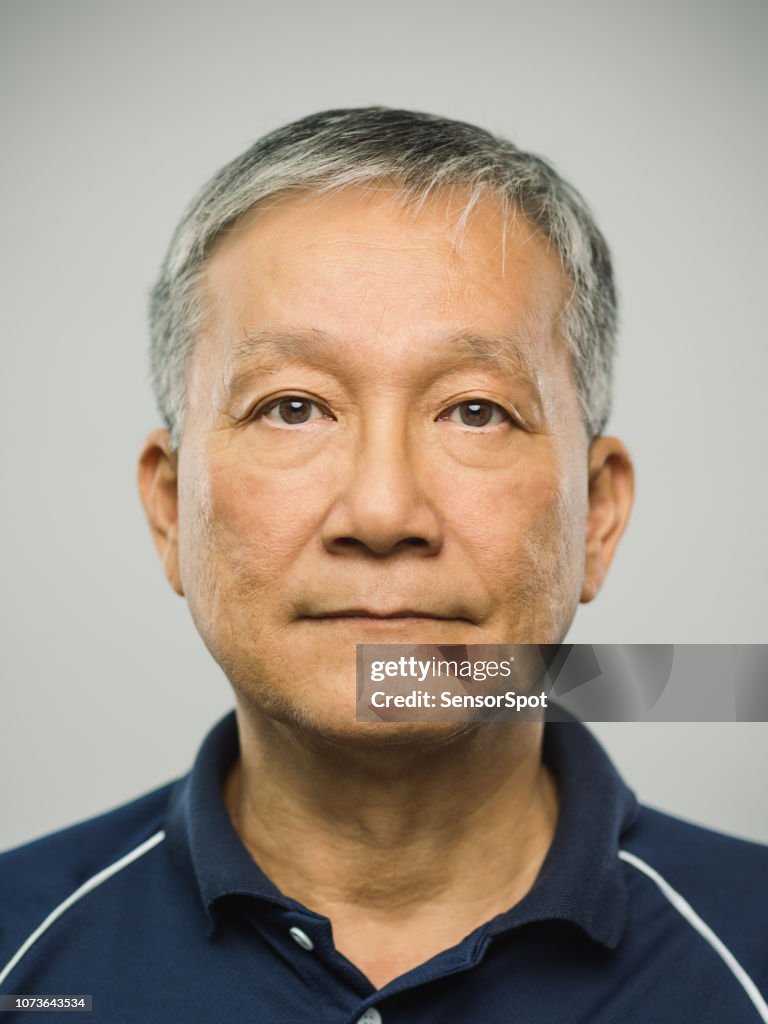 Chinoise réel homme senior avec une expression vide