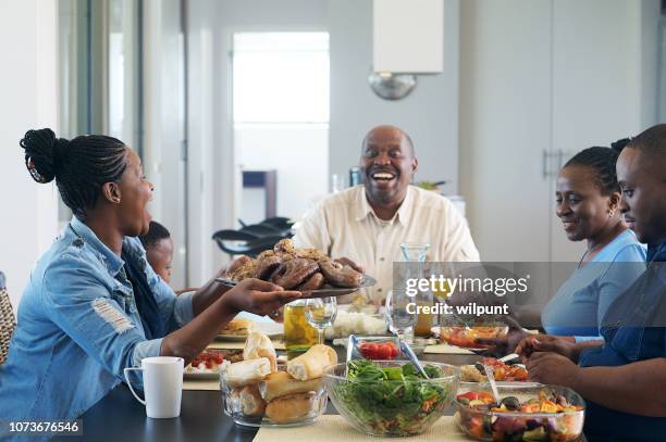 weitergabe des fleisches - traditionelle südafrikanische kultur stock-fotos und bilder