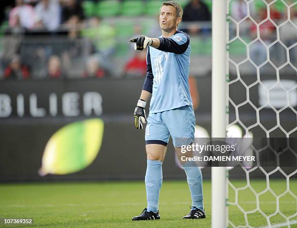 Lille's French goalkeeper Mickael Landreau gestures during the French L1 football match Rennes versus Lille on August 7, 2010 at the route de Lorient...