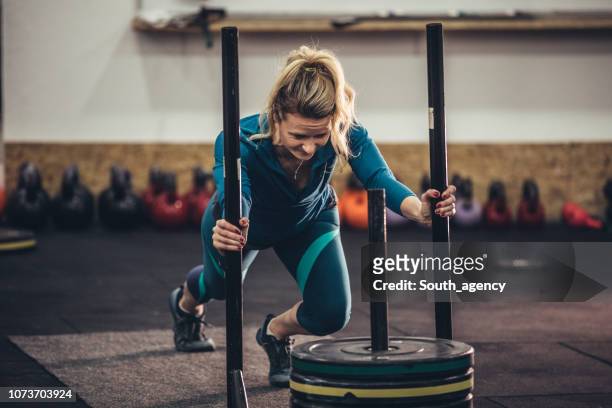 mujer entrenando duro - crossfit training fotografías e imágenes de stock