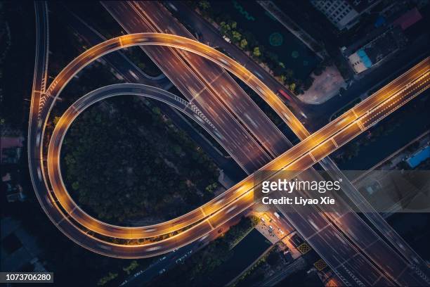 bridge traffic at night - autostrada foto e immagini stock