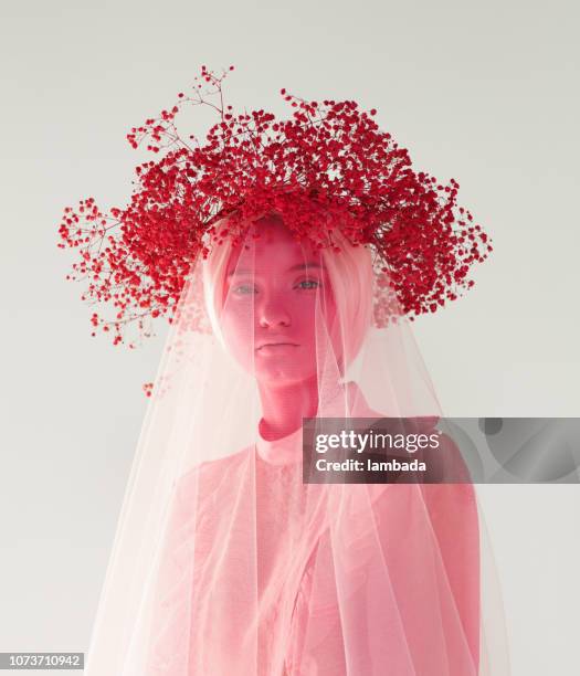 woman with pink skin, pink wreath and clothes - arts culture et spectacles photos stock pictures, royalty-free photos & images