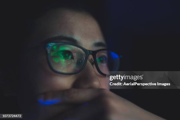 woman working at night - digital eye stockfoto's en -beelden