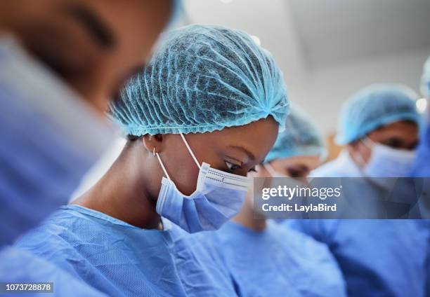 focused on saving a life - nurse with surgical mask stock pictures, royalty-free photos & images