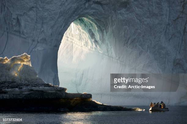 exploring icebergs, scoresbysund, greenland - maestosità foto e immagini stock