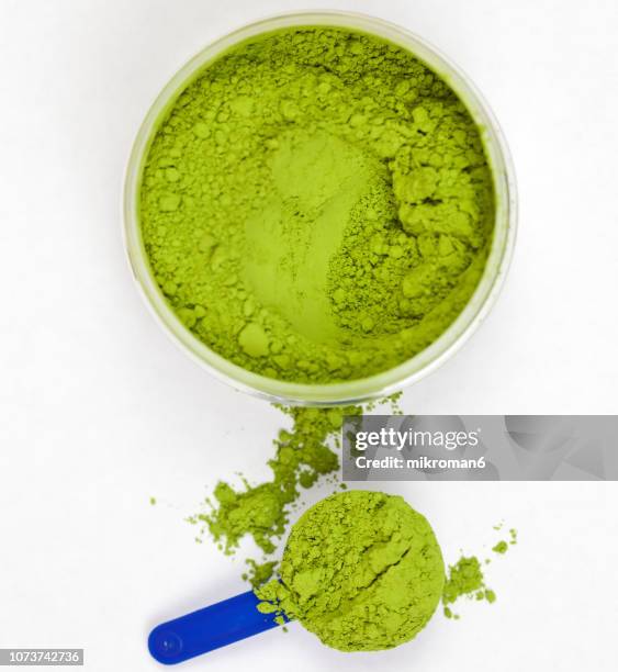 japanese powdered green tea, matcha ceremonial grade - stoffwechsel entgiftung stock-fotos und bilder