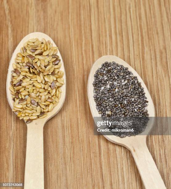 golden, brown flaxseed (linum usitatissimum) and chia seeds (salvia hispanica) - semilla-de-lino fotografías e imágenes de stock