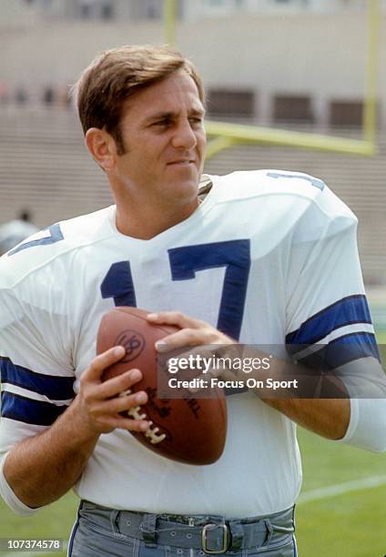 Don Meredith of the Dallas Cowboys warms up before the start of an NFL football game at the Cotton Bowl circa 1967 in Dallas Texas. Meredith played...