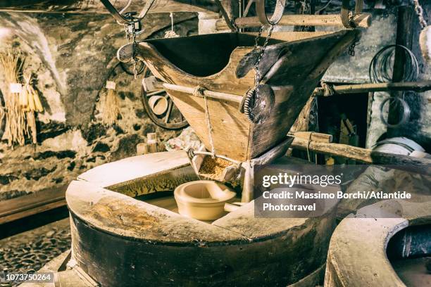 watermill - watermolen stockfoto's en -beelden