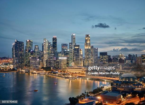 the singapore skyline and financial district at dusk, elevated view - association of southeast asian nations photos et images de collection