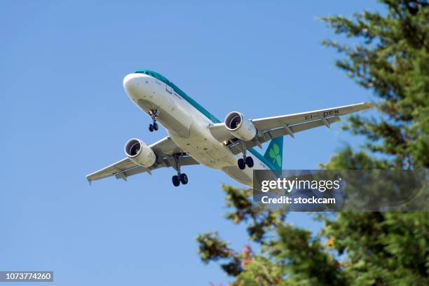 aer lingus airplane airbus a320 landing - aer lingus stock pictures, royalty-free photos & images