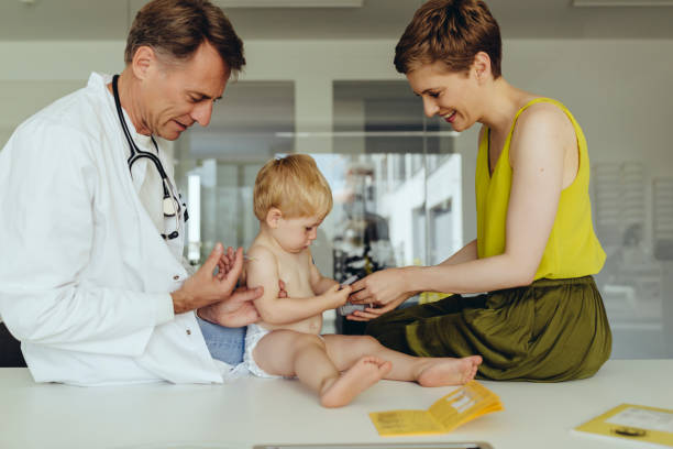 pediatra vacinando criança, injetando no braço do bebê, mãe observando - fotos de stock de vacinação de bebês, fotos e imagens livres de direitos