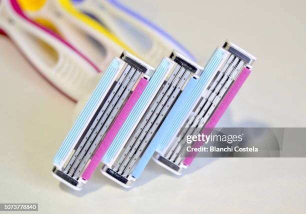 razors color - scheermes stockfoto's en -beelden