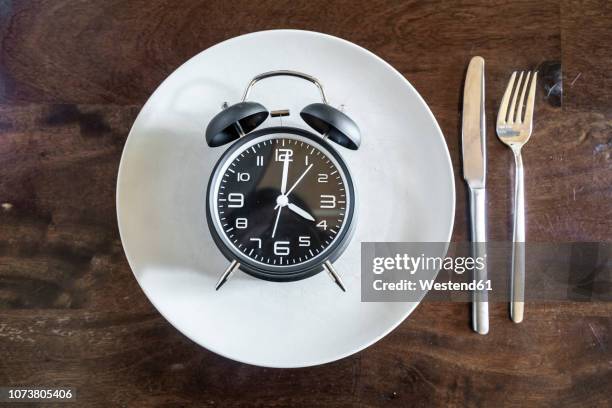 intermittent fasting, trend 16:8 fasten, alarm clock on plate - jeûner photos et images de collection