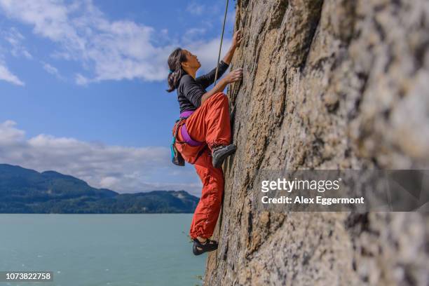 woman rock climbing, squamish, canada - freeclimber stock-fotos und bilder