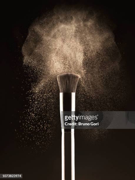 blusher brush with powder - pincel de blush imagens e fotografias de stock