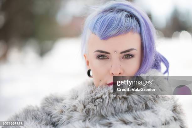 jonge vrouw met grote nep bont vacht buiten in de winter. - purple hair stockfoto's en -beelden