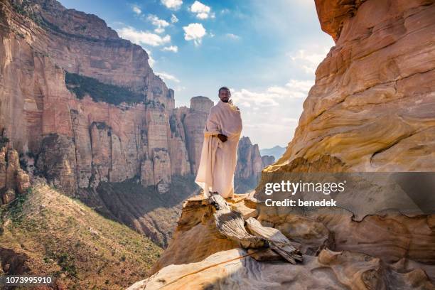 monnik bedraagt de monolithische kerk abuna yemata guh hawzen tigray regio ethiopië - ethiopië stockfoto's en -beelden
