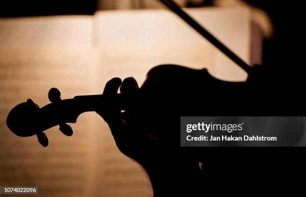 person playing the violin - classical stockfoto's en -beelden