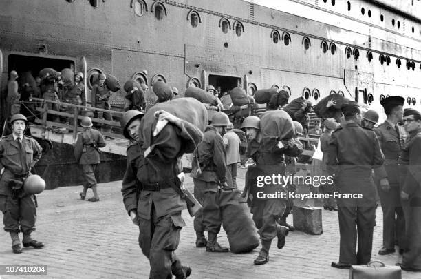 In Alger Harbour, French Air Force Drafted Soldiers Get Out Of Pasteur Ship 19590101.