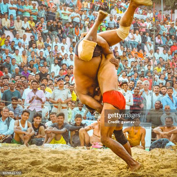 luchadores luchan kushti en shoolini feria de solan, himachal pradesh. - lucha libre en barro fotografías e imágenes de stock