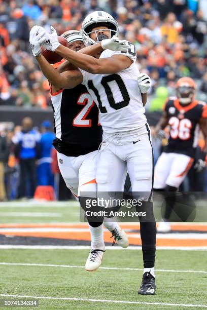 Darqueze Dennard of the Cincinnati Bengals breaks up a pass intended for Seth Roberts of the Oakland Raiders during the second quarter at Paul Brown...